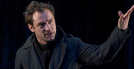 Law gör Hamlet från höften