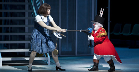 Mira Bartov gör Alice i utlandet