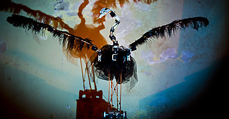 Dansande robotsvan i utställning